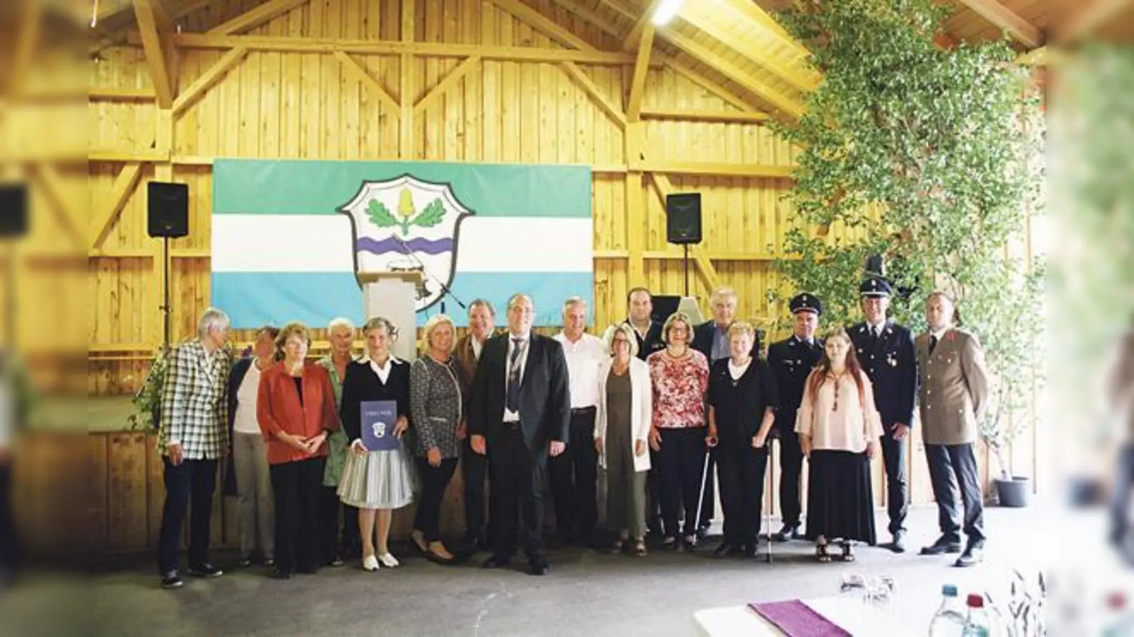 Bürgermeister Dr. Stefan Straßmair im Kreise der zu ehrenden Hohenbrunner Ehrenamtlichen beim feierlichen Festempfang der Gemeinde Hohenbrunn.	 (Foto: VA)