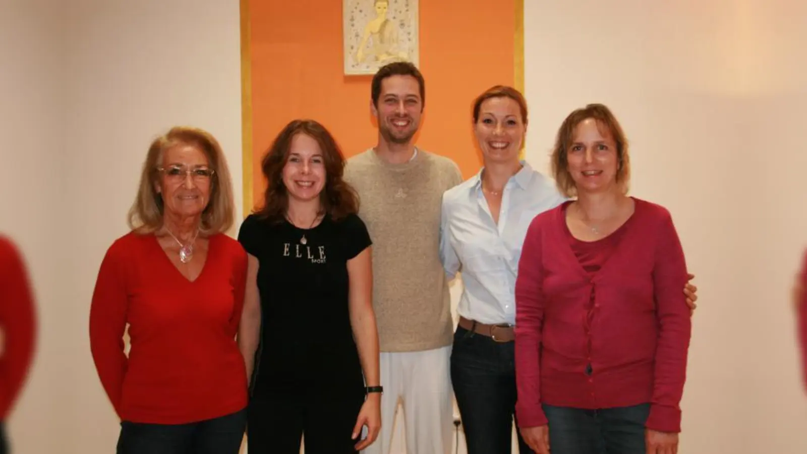 Das Team vom Yoga- &amp; Massage-Zentrum Gauting (v.l.): Inge Torre (Ayurveda-Therapeutin), Ina Hartmann (Yogalehrerin und Shiatsu-Praktikerin),  Mark Negyesi (Yogalehrer, Pilates-Trainer, Masseur), Dominique Bichlmeir (Yogalehrerin), Marion Schache (Entspannungstherapeutin). (Foto: SD)