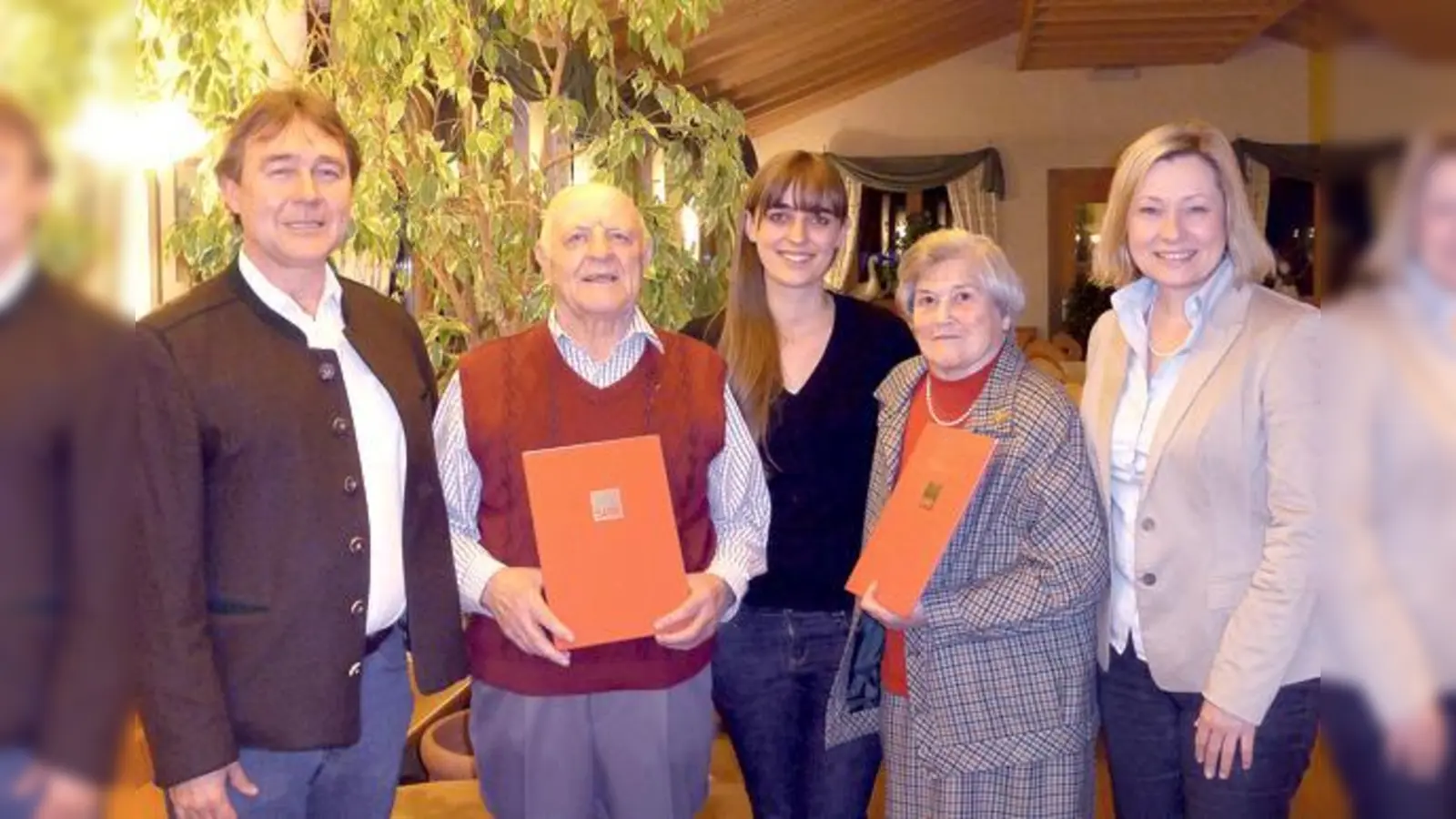 Vorstand Bernhard Wagner, Jakob Kok,  Jusokreisvorsitzende Magdalena Wagner, Maria Friese und MDL Doris Rauscher (von links). 	 (Foto: Privat)