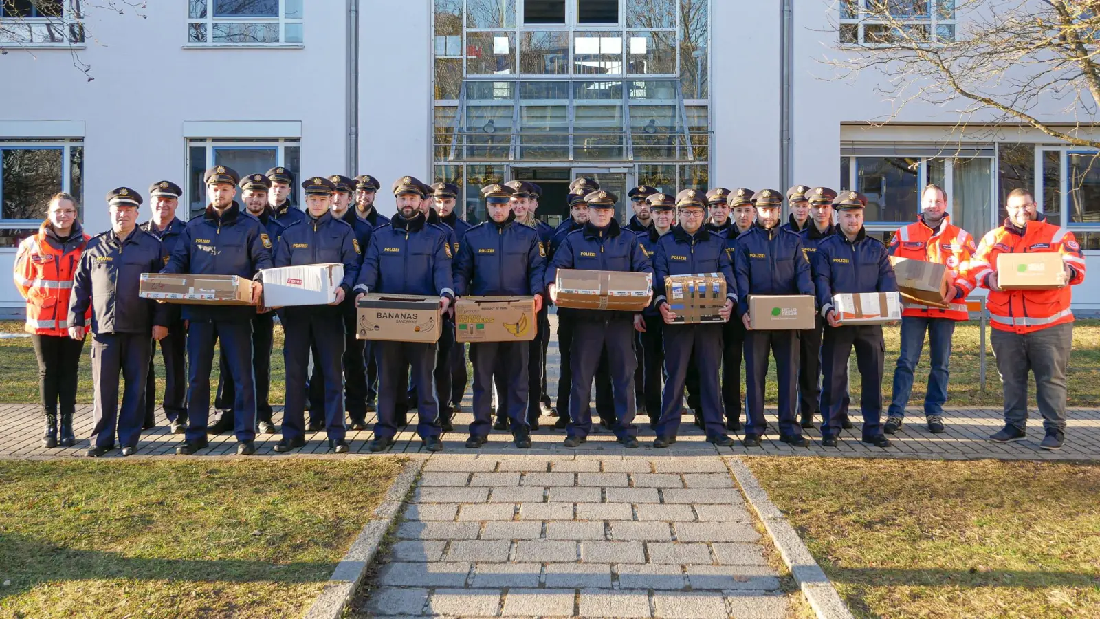 Das 65. Ausbildungsseminar mit Tobias Karl (rechts) und Ulrich-Joachim Müller (2.v.r.), Mitglieder im Regionalvorstand, sowie Julia Brönner (links), Johanniter-Auszubildende und Projektmitarbeiterin. (Foto: Bayerische Bereitschaftspolizei Foto- und Videozentrale)