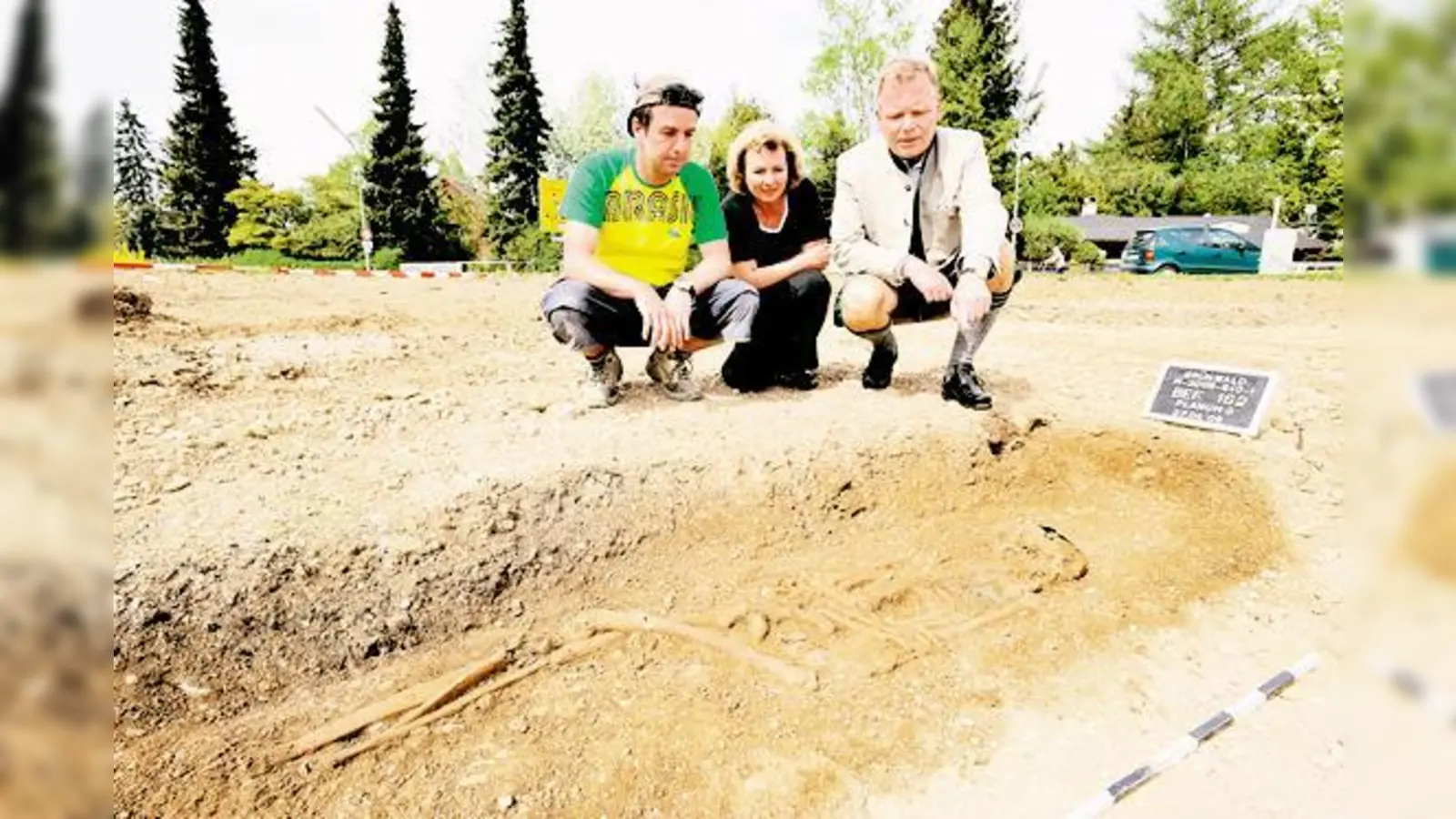 Bürgermeister Jan Neusiedl und Gemeinderätin Uschi Kneidl bewundern mit Grabungsleiter Stefan Biermeier (v. r.) den kostbaren Fund.  (Foto: Schunk)