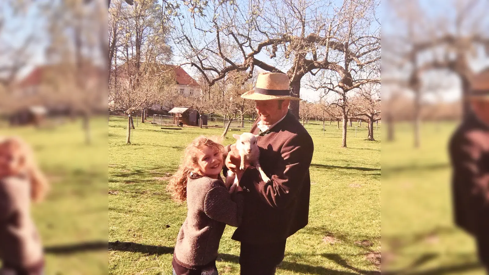 Lea (10) und Hofgartenleiter Alexander Bauer halten das Schaf-Mädel Leopoldine Eleonore im Arm. (Foto: Rosi Bauer)