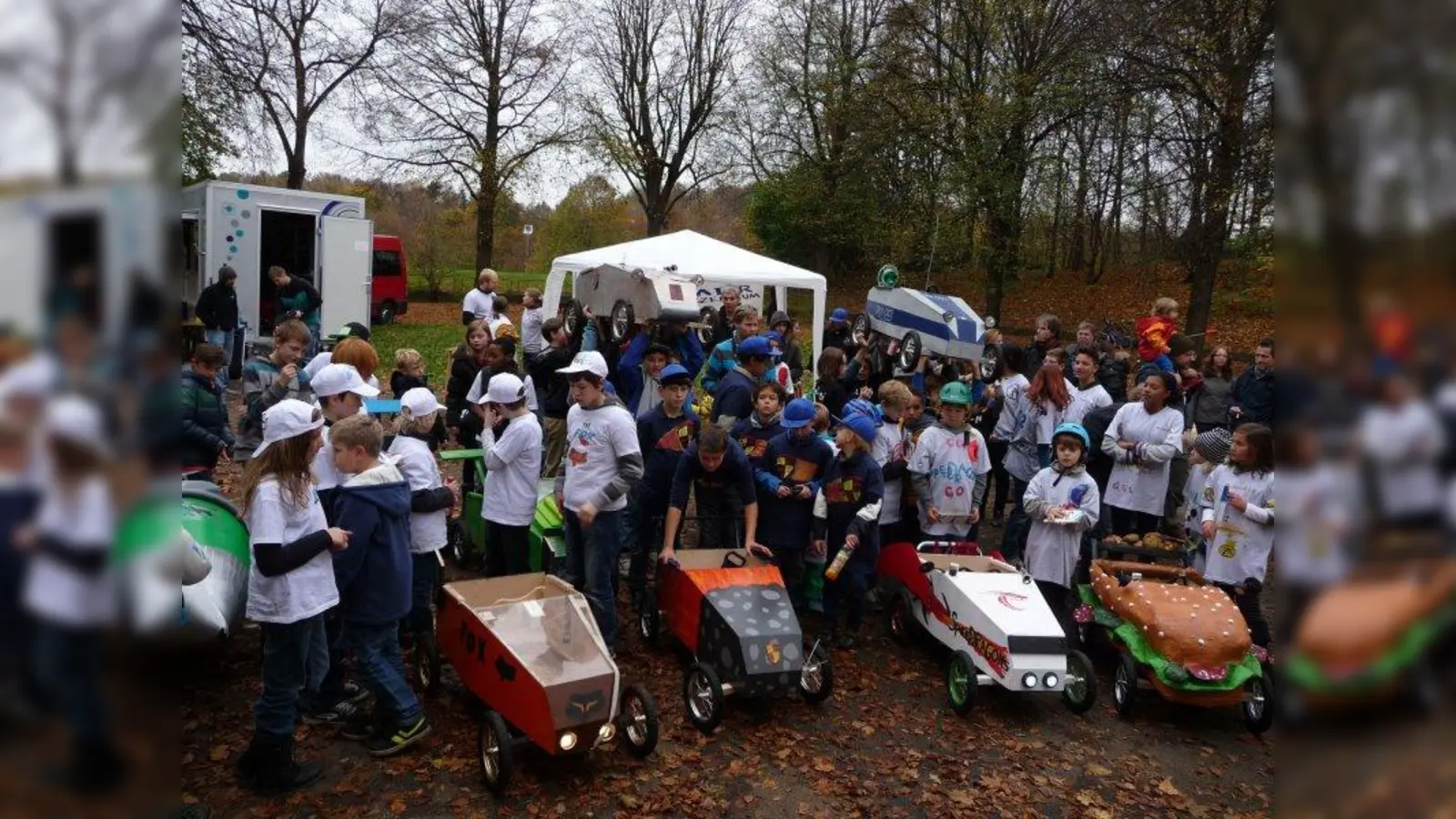 Letztes Jahr gingen insgesamt neun Seifenkisten an den Start - vom Streifenwagen bis zur originellen „Rennsemmel“ (rechts im Bild). (Foto: kjr)