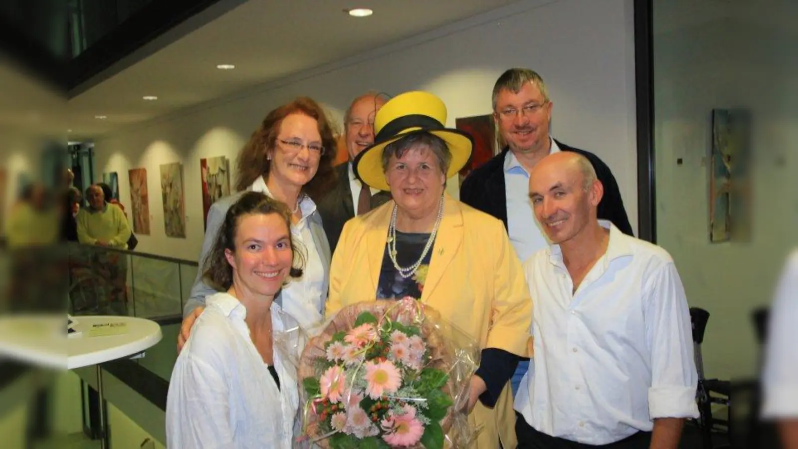 Die Künstlerin Ingrid Walter-Ammon (Mitte) bei der Vernissage ihrer Einzelausstellung „Natur und Musik” mit Maria Osterhuber-Völkl, Thomas Schmatz und Christian Müller (v.l.) sowie den Tänzern Stephanie Felber und Ludger Lamers. (Foto: us)