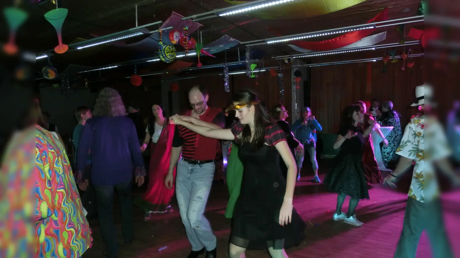 Schwingt das Tanzbein zu den Hits der 70iger Jahre – beim Pfarrfasching in Neubiberg. (Foto: Gemeinde)