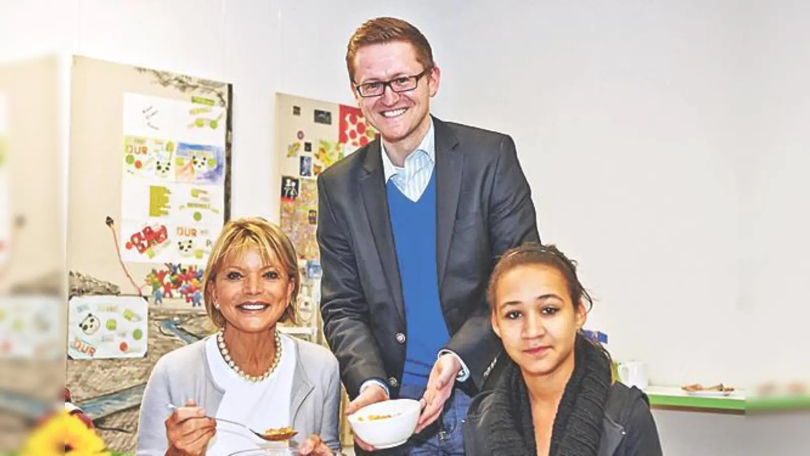 Schauspielerin Uschi Glas stellte dem örtlichen Bundestagsabgeordneten Wolfgang Stefinger an der  Anni-Braun-Schule die Arbeit ihres Vereins brotZeit e.V. vor. 	 (Foto: Nils Schwarz, Büro Stefinger)