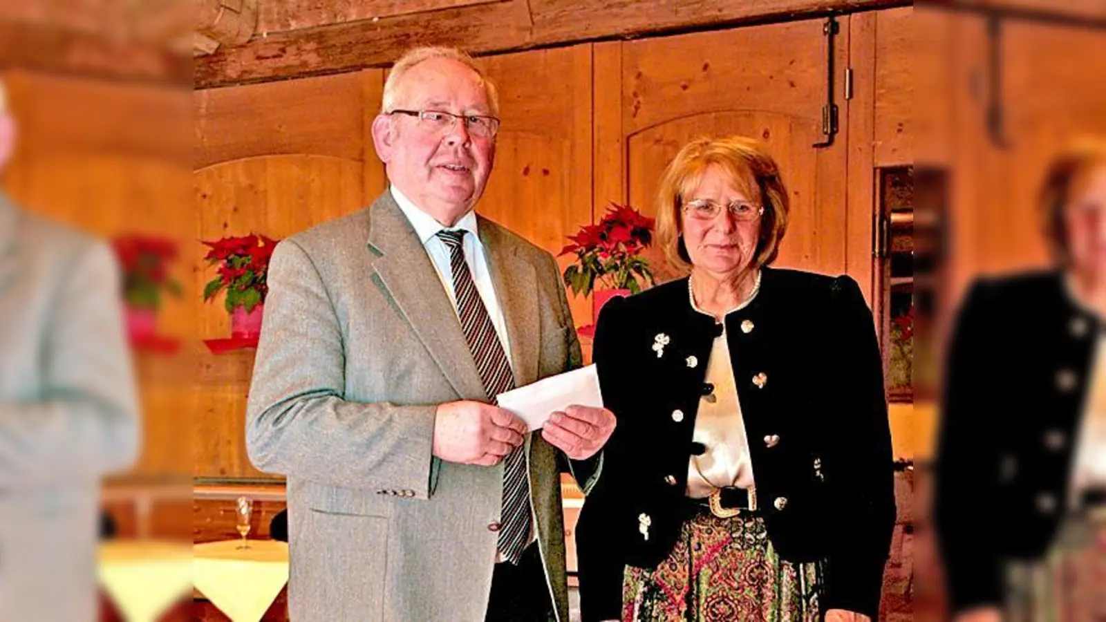Franz Pfluger, 1. Vorsitzender der Nachbarschaftshilfe Vaterstetten, nahm von Bridgeclub-Kassenwart Helga Popig die Spende des Vereins entgegen.	  (Foto: Privat)
