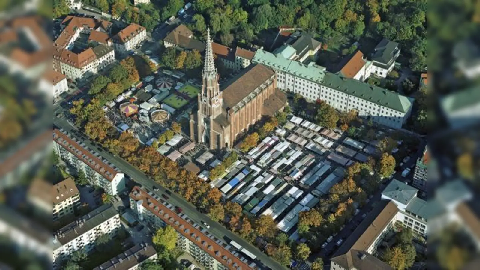 Majestätisch thront die Mariahilfkirche inmitten von Karussells und Verkaufsständen, Imbissbuden und Kasperltheater 	 (Foto: Luftbildverlag Hans Bertram GmbH)