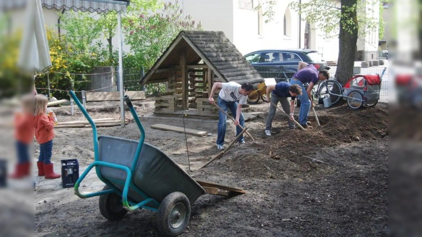 Die Eltern der Kindergartenkinder arbeiten hochmotiviert an der Neugestaltung des Spielplatzes. (Foto: Frieder Vogelsang)