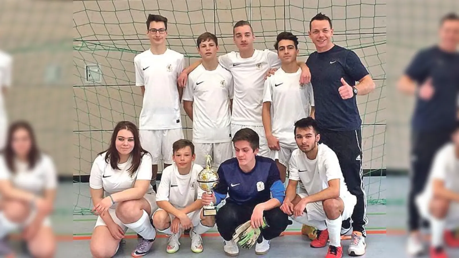 Die »glorreichen Acht« der Mittelschule Poing und ihr Trainer Thomas Apel. 	 (Foto: privat)