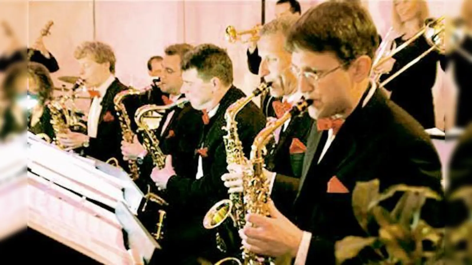 Die Big Band Markus Fluhr sorgt für ausgelassene Tanzstimmung. (Foto: Kulturzentrum)