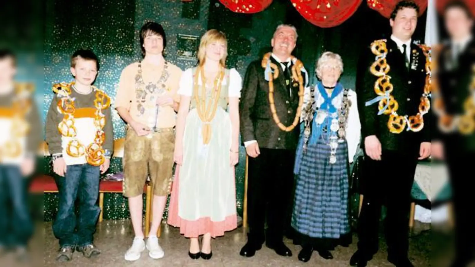 Die Drittplatzierten Ferdinand Kainz-Huber und Martin Stockbauer (außen), Jugendkönig Alexander Steinkohl (mit Königspokal) und Schützenkönigin Roswitha Schmidt (mit Kette), die Zweitplatzierten Andrea Steinkohl und Stephan Bachmann (Mitte).  (Foto: Verein.)