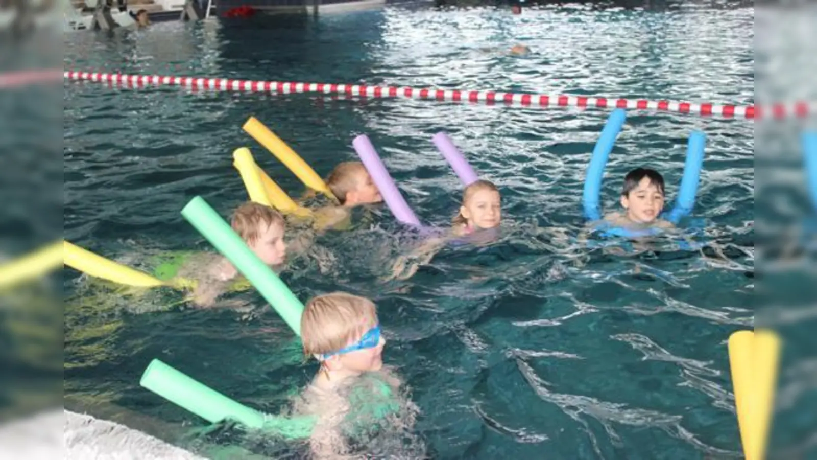 Sich ans Wasser gewöhnen, strampeln, schwimmen: Da freut sich Organiatorin Christa Wolz.	 (Foto: VA)