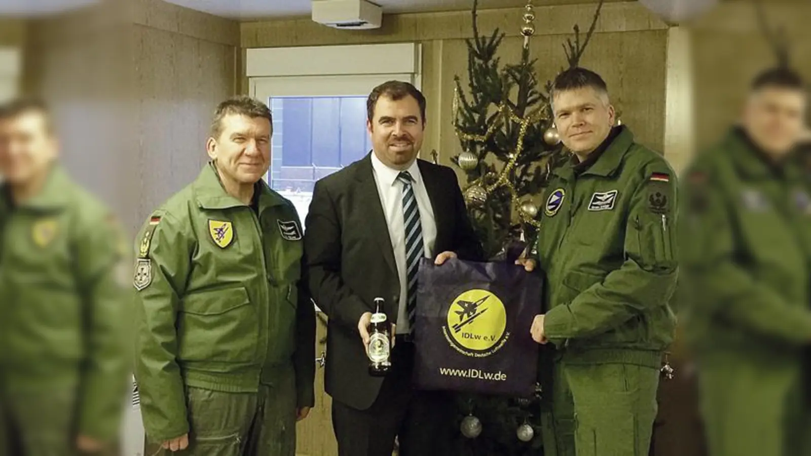 Kleines Präsent für die Soldaten: Inspekteur der Luftwaffe, General Karl Müllner (v. li.), MdB Florian Hahn, und Kontingentführer Gordon Schnittker.	 (Foto: privat)