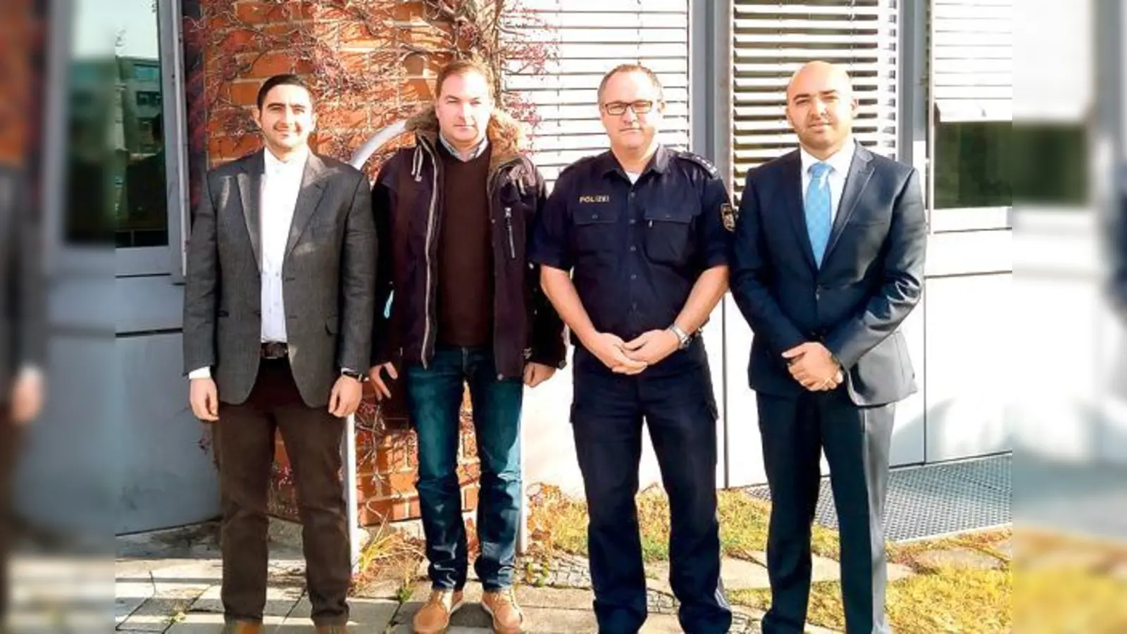 Im Gespräch: der stellvertretende Dienststellenleiter Olaf Schleicher (2. von rechts) und der CSU-Ortsvorsitzende Siddharth Mudgal (rechts) sowie Mitglieder der CSU Am Hart.	 (Foto: CSU)