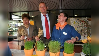 Getreide aller Arten standen im Zentrum eines Projektes an der Georg-Büchner-Realschule in Laim. Biologie-Lehrerin Gabriela Loch (v.l.), Schulleiter Norbert Lottner und Jutta Thomas, die Projektleiterin, betrachten und befühlen die „Gräser”. (Foto: tg)