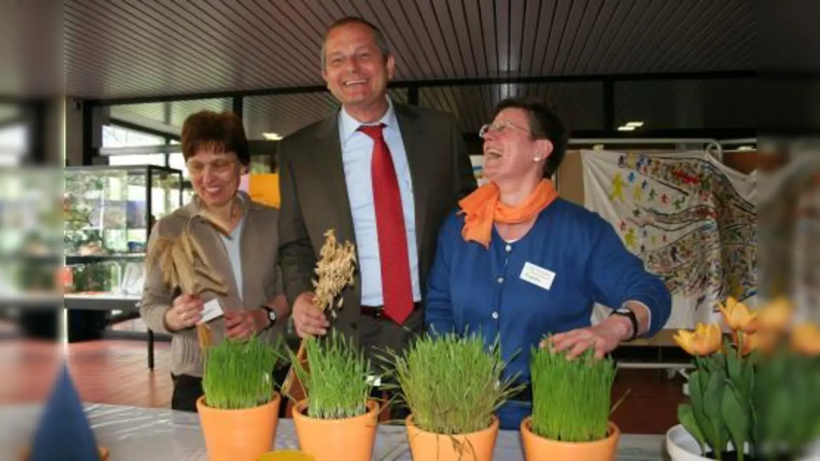 Getreide aller Arten standen im Zentrum eines Projektes an der Georg-Büchner-Realschule in Laim. Biologie-Lehrerin Gabriela Loch (v.l.), Schulleiter Norbert Lottner und Jutta Thomas, die Projektleiterin, betrachten und befühlen die „Gräser”. (Foto: tg)