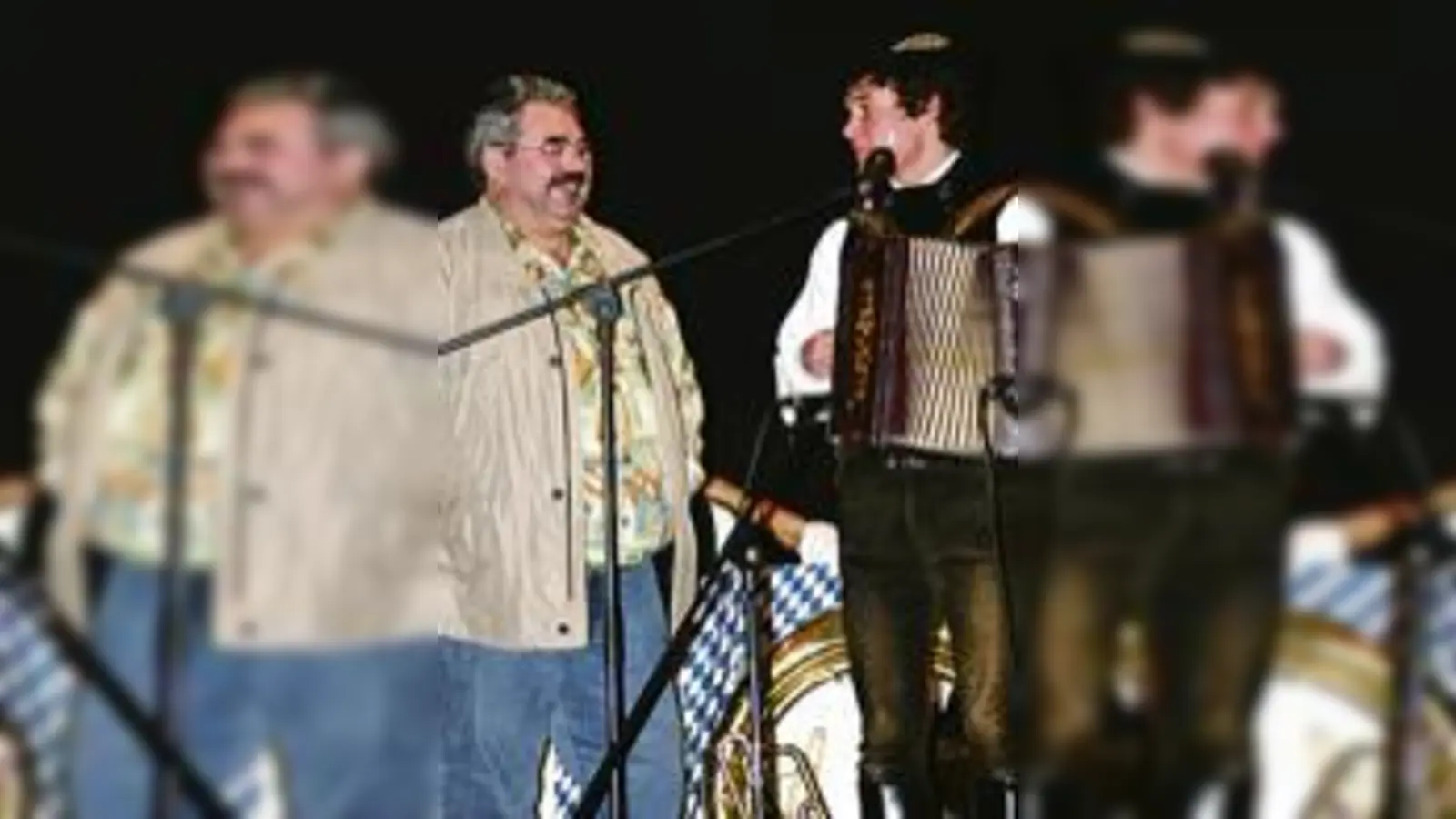 »Der Schnellere bist du ja nicht  (Foto: Der Wirt Wast Hausler bekommt vor 600 begeisterten Zuschauern seine Leviten von Wast Daller gesungen. VA)