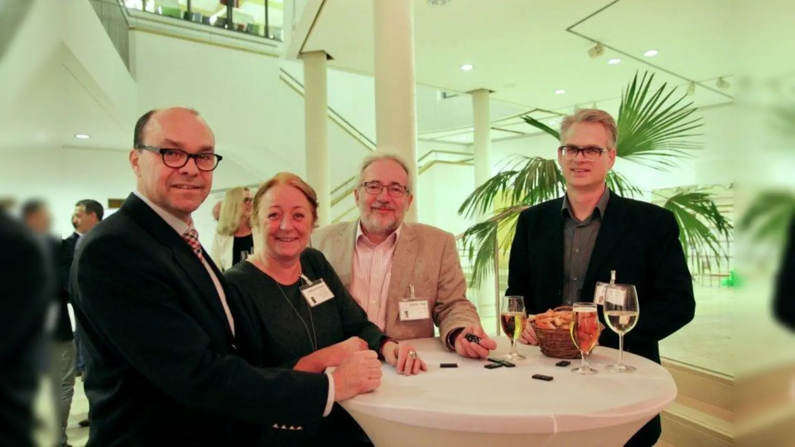 Sabine Heesch (2.v.l.) war Referentin des Abends, sie sprach über den „Dominoeffekt bei Unternehmerentscheidungen”. Oliver Bär aus Neuried sowie Ralf Michel und Carsten Schmitz vom Unternehmerverband Gräfelfing (v.l.) begrüßten die Rednerin. (Foto: us)