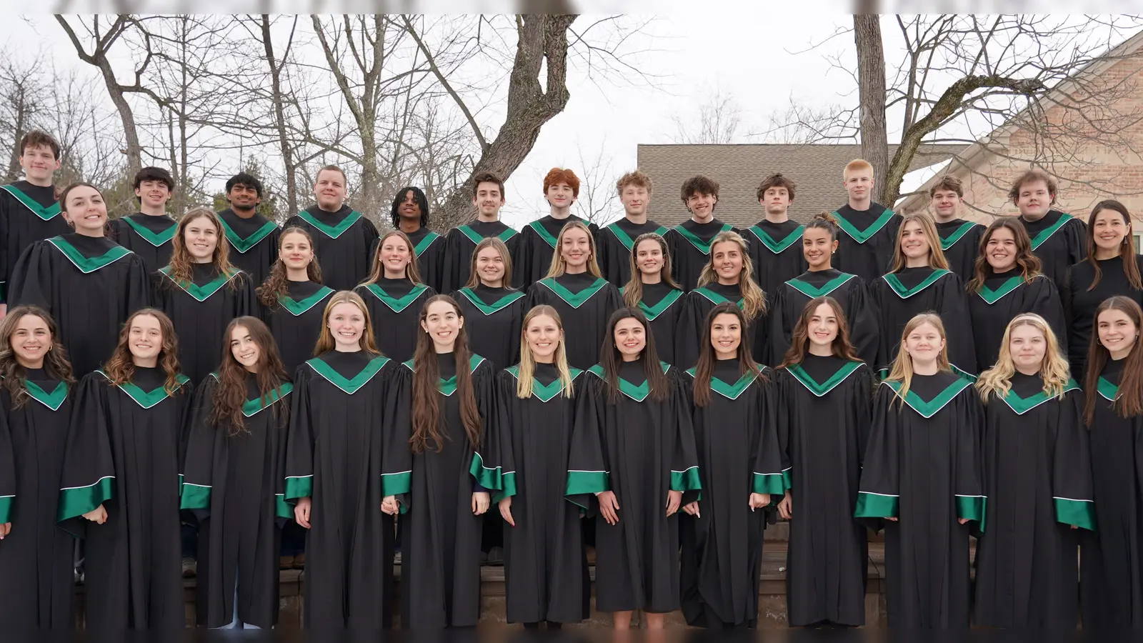 Von den USA nach Aubing: Der Chor der Dock Mennonite Academy singt in St. Quirin. (Foto: privat)