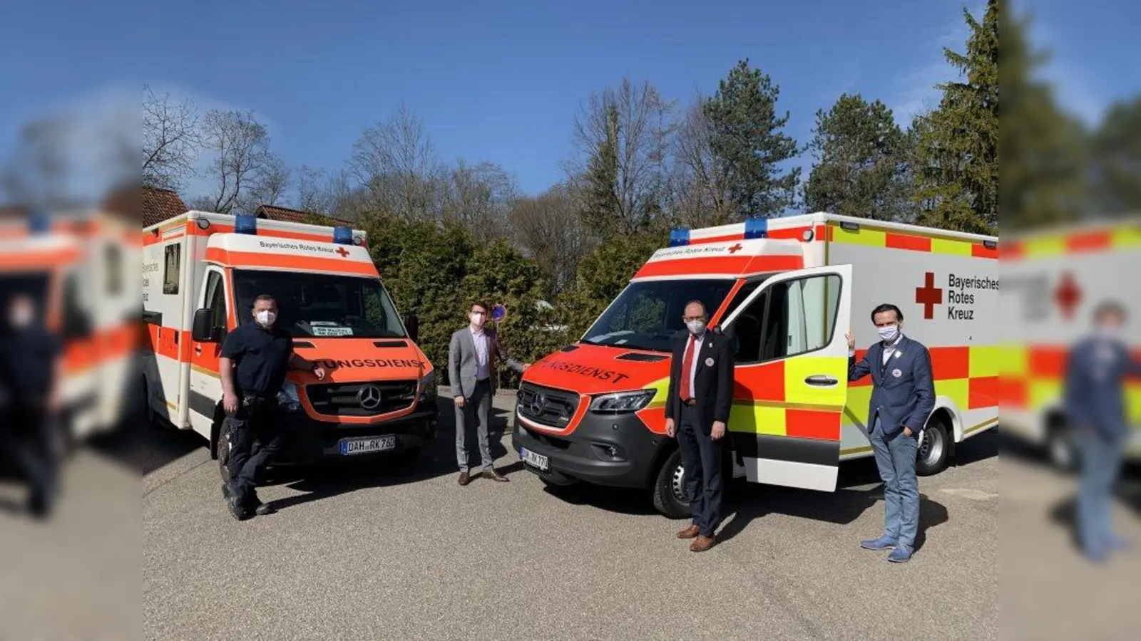 Der neue RTW (rechts) ersetzt den alten, in die Jahre gekommenen (links). Davor (von links) Wachleiter Martin Noß, Leiter Rettungsdienst Dennis Behrendt, BRK-Kreisvorsitzender Bernhard Seidenath und BRK-Kreisgeschäftsführer Paul Polyfka. (Foto: BRK Dachau)