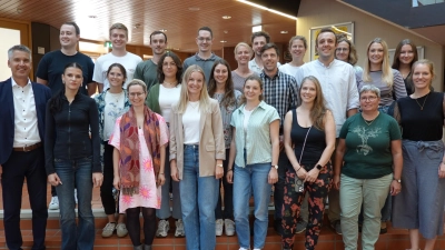 Die neuen Lehrkräfte am Gymnasium Dorfen mit Schulleiter Markus Höß (vorne links). (Foto: Gymnasium Dorfen)