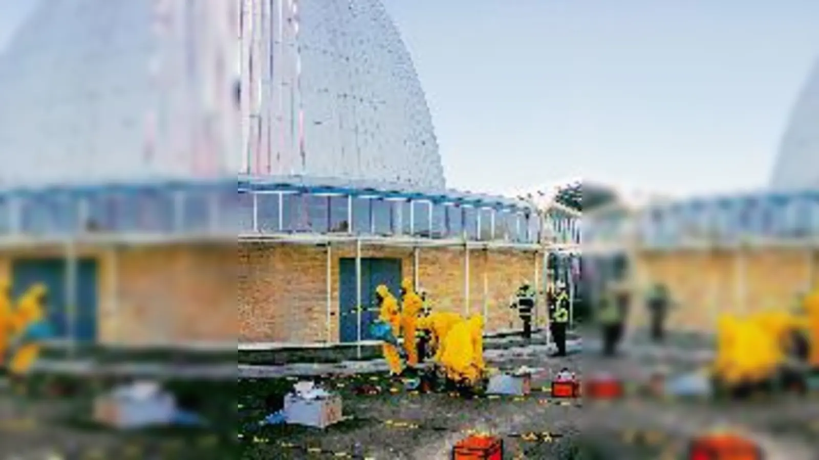 Notfall am Garchinger Atom-Ei  was wie ein Horrorszenario aussieht, ist nur eine  (Feuerwehrübung.Foto: bas)