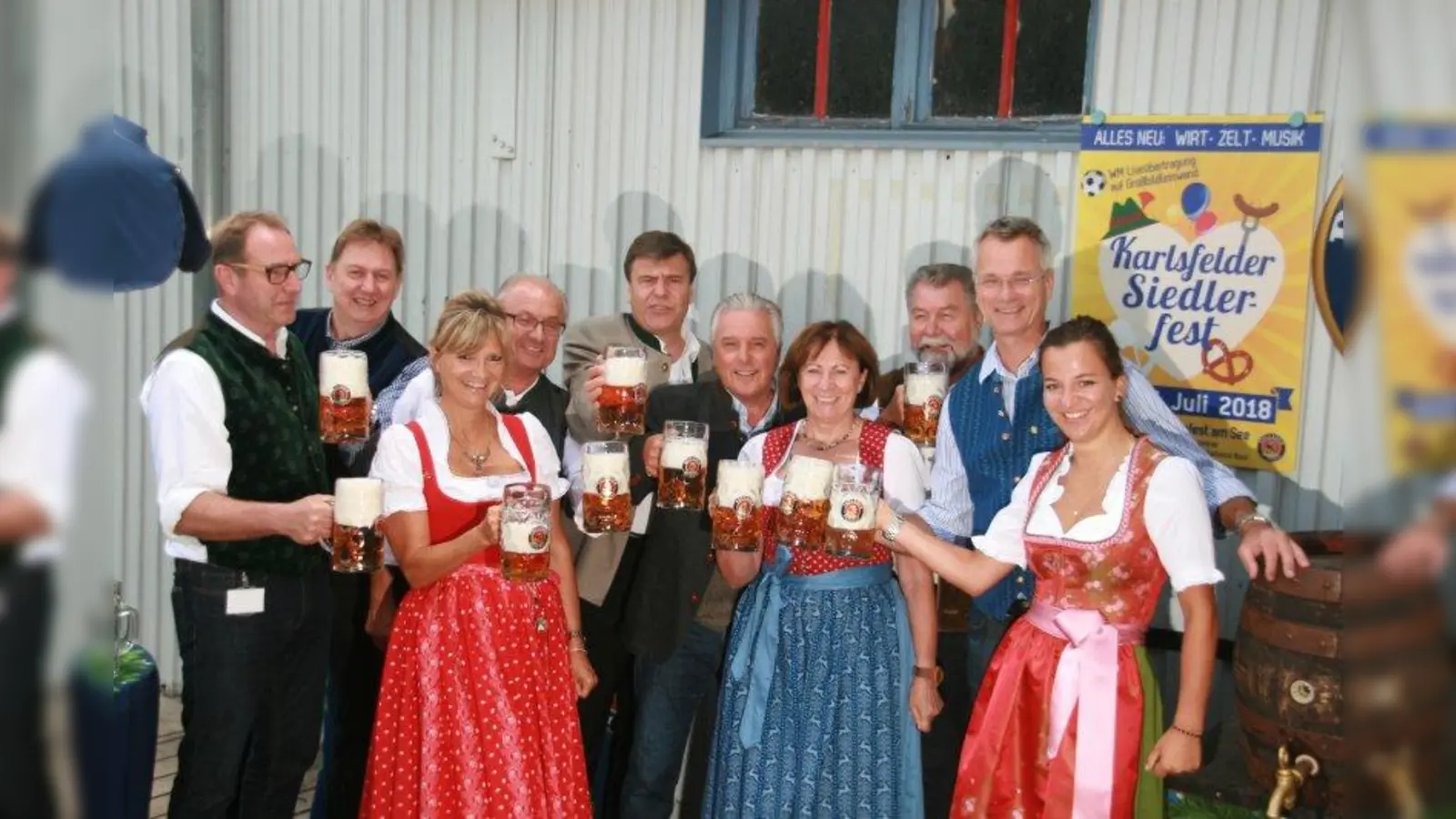 Freuen sich zusammen mit den Verantwortlichen der Paulaner Brauerei auf das Karlsfelder Siedlerfest: die Festwirt-Familie Manuela (3.v.l.), Peter (5.v.r.) und Julia Brandl (r.) zusammen mit Karlsfelds Bürgermeister Stefan Kolbe (5.v.l..), Festreferentin Christa Berger-Stögbauer (4.v.l.) und Gerhard Prosek (3.v.r.), 1. Vorstand der Siedlergemeinschaft Karlsfeld-Nord, bei der Bierprobe. (Foto: bk)