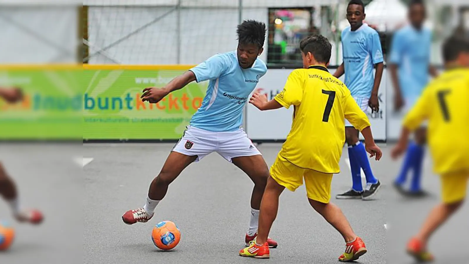 Teams aus ganz Deutschland sowie aus Serbien, Polen, England, Österreich und der Schweiz kämpfen beim Corso Leopold um die Straßenkicker-Krone.	  (Foto: Samir Sakkal)