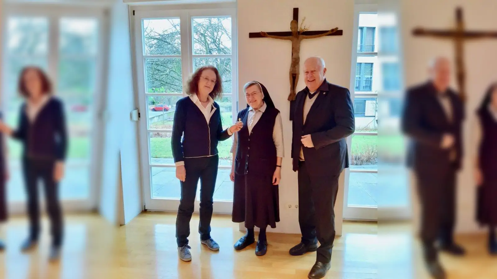 Ehrung für Pasinger Persönlichkeiten, die sich in besonderem Maße fürs Gemeinwohl stark gemacht haben: Schwester Gertrud Zenk, Provinzassistentin in der Congregatio Jesu bakm die Goldene Mariensäule-Nadel von Maria Osterhuber-Völkl und Thomas Schatz vom Verein Pasinger Mariensäule e.V. überreicht. (Foto: M.Völkl)