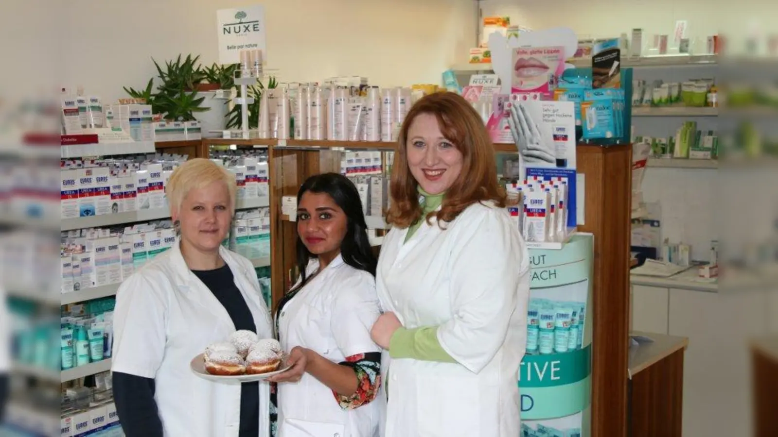 Nina Lübbert, Gamze Okul und Ljiljana Pavic (v.l.)<br>freuen sich in der Nymphenburger Apotheke (Romanstraße 81) über die Krapfen. (Foto: JS)