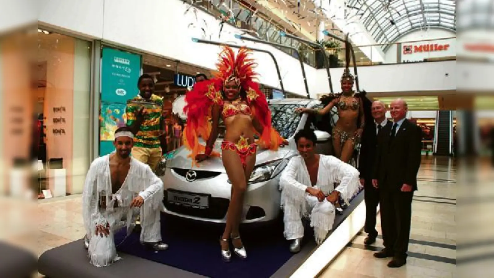 Die Verlosung der fünf Mazda2 steht am Samstag im Mittelpunkt. Da tritt Centermanager Wolfgang Kropp (2. v. re.) gerne ein Stück zur Seite.	 (Foto: VA)