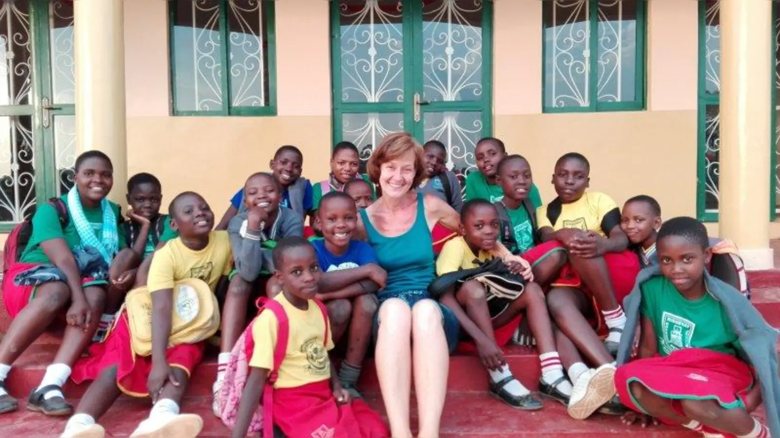 Jutta Sistemich mit &amp;quot;ihren&amp;quot; Kids vom „Sunrise Home” in Kampala. (Foto: Empologoma e.V.)