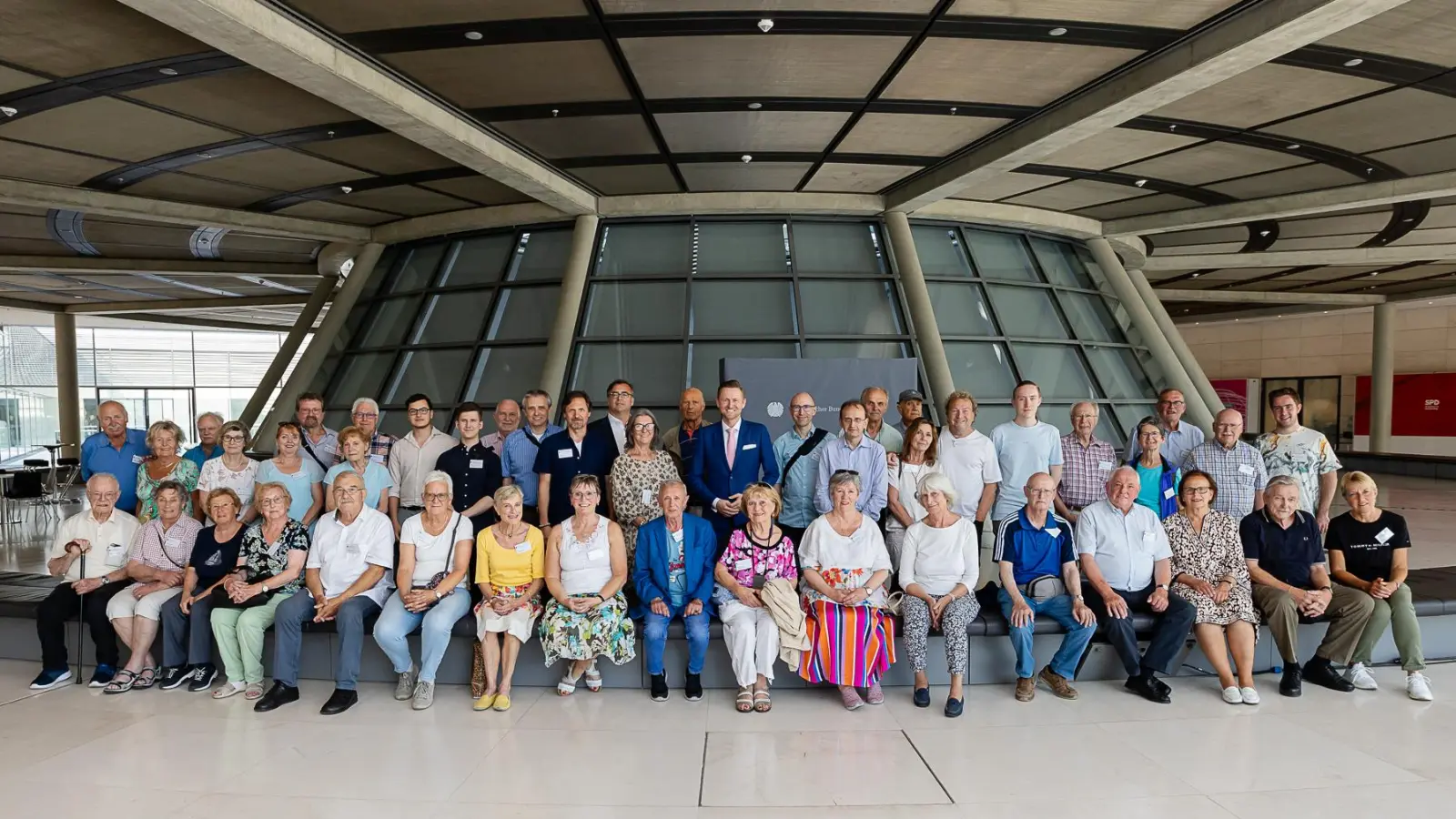 MdB Wolfgang Stefinger (Mitte) mit einer Besuchergruppe aus dem Münchner Osten. (Foto: Bundesregierung/StadtLandMensch-Fotografie)
