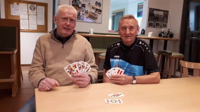 Ein gutes Blatt wünschen die beiden Organisatioren Georg Billig und Peter Hitzinger allen Teilnehmern des SKC-Schafkopfturniers (Foto: privat)