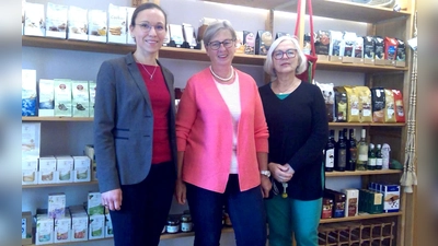 Julia Pirzer, Vorsitzende Gerlinde Reichart und Johanna Fuchs (von links) von Eine Welt Kirchheim: Der Verein betreibt zwei Läden und organisiert Veranstaltungen. (Foto: bas)