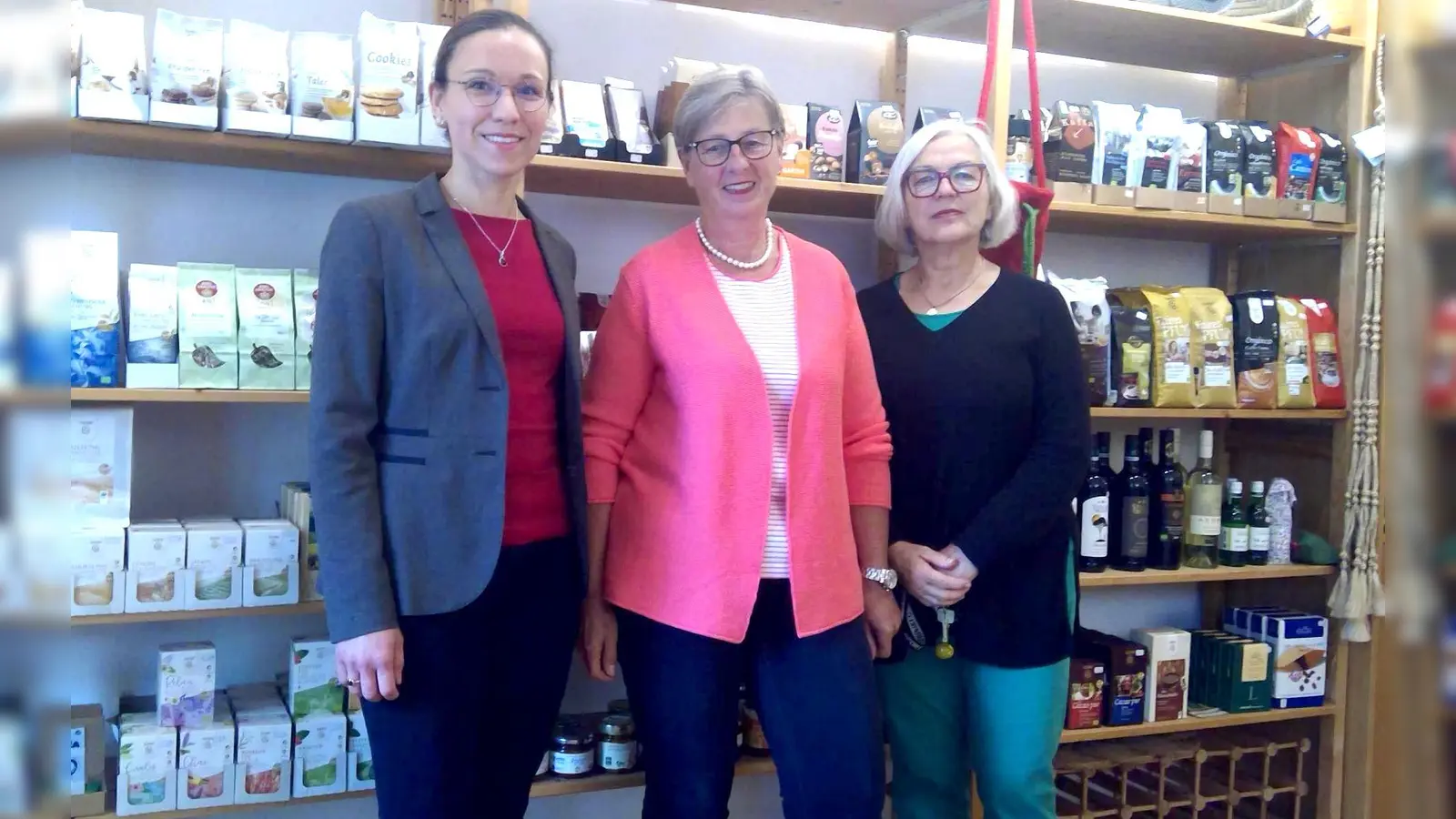 Julia Pirzer, Vorsitzende Gerlinde Reichart und Johanna Fuchs (von links) von Eine Welt Kirchheim: Der Verein betreibt zwei Läden und organisiert Veranstaltungen. (Foto: bas)