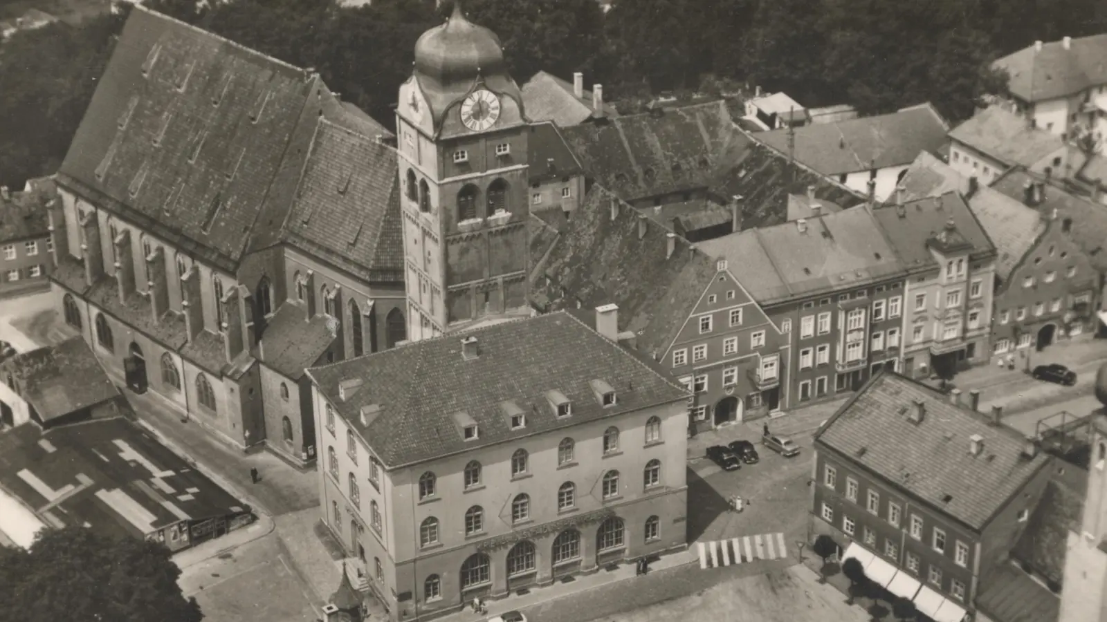 1955 war schon die heutige Schrannenhalle an den Stadtturm gebaut. (Foto: Museum Erding)