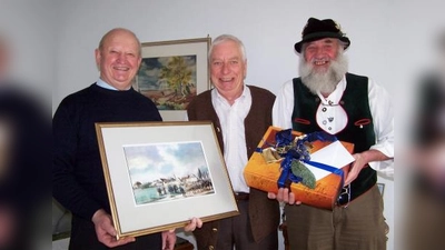 Als Gratulanten der Aubinger CSU überreichten die politischen Wegbegleiter des Jubilars, Anton Fürst (l.) und Herbert Forster (r.), ein Gemälde und edle Weine. (Foto: pi)