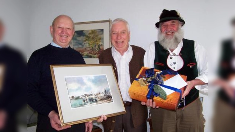 Als Gratulanten der Aubinger CSU überreichten die politischen Wegbegleiter des Jubilars, Anton Fürst (l.) und Herbert Forster (r.), ein Gemälde und edle Weine. (Foto: pi)