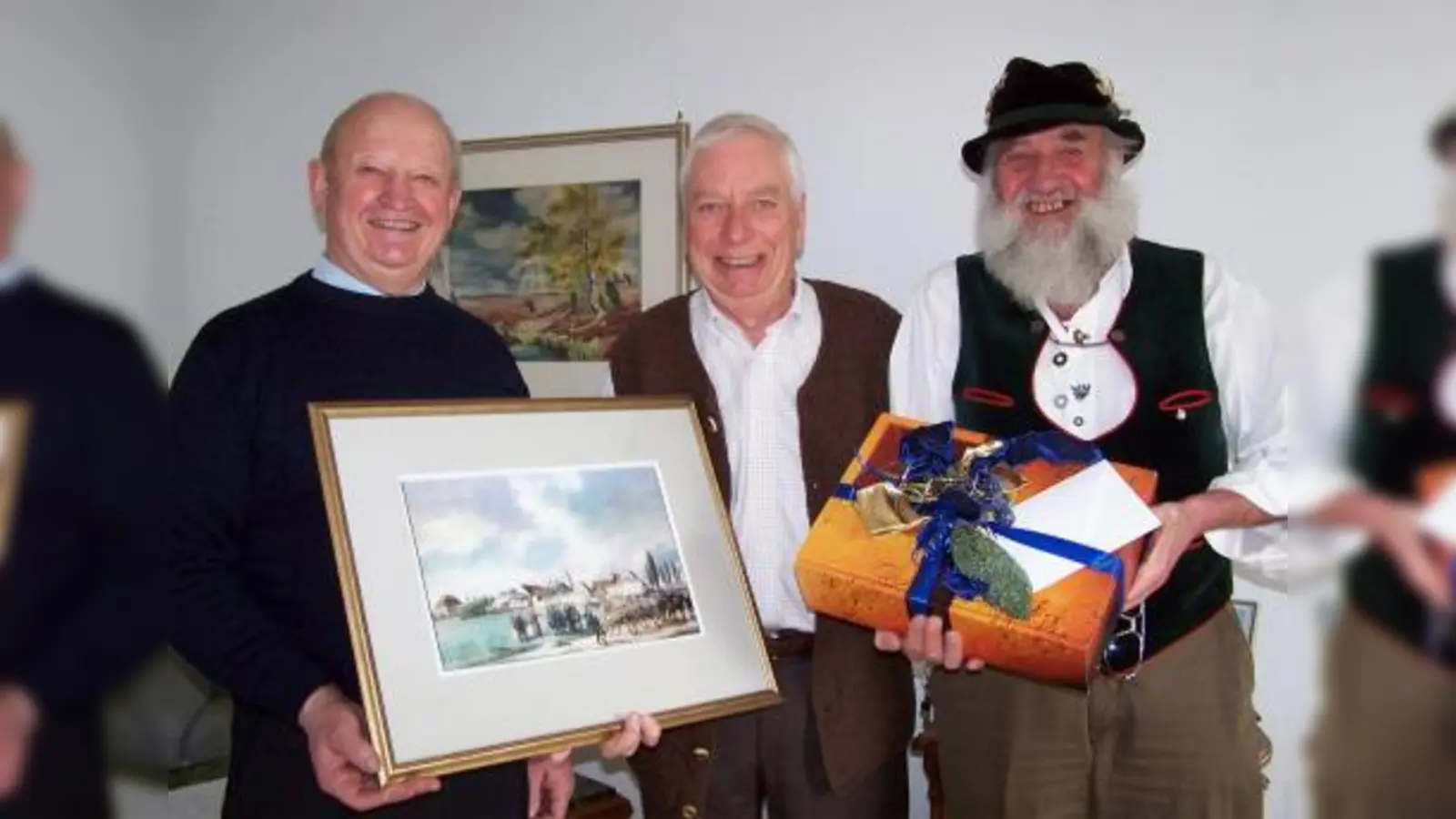 Als Gratulanten der Aubinger CSU überreichten die politischen Wegbegleiter des Jubilars, Anton Fürst (l.) und Herbert Forster (r.), ein Gemälde und edle Weine. (Foto: pi)