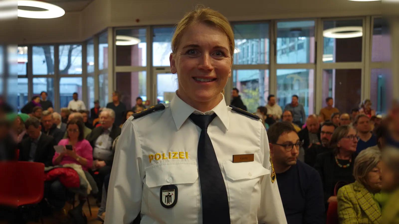 Sigrid Kienle ist seit Juni 2024 die neue Leiterin der Polizeiinspektion 14 und legte zum ersten Mal bei der Bürgerversammlung im Westend den Sicherheitsbericht vor. (Foto: kö)