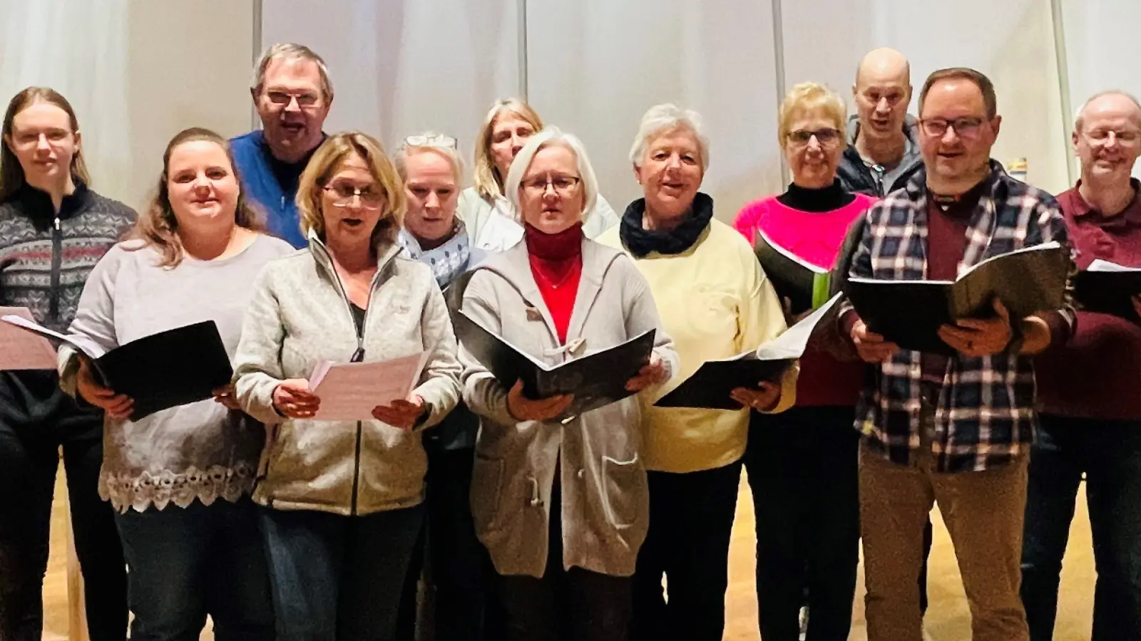 Die gut gelaunten Mitglieder des wieder gegründeten Kirchenchores von St. Josef mit Chorleiter Robert Kutsche (2. v. h. l.). Die ambitionierten Sangesfreunde freuen sich über tatkräftige Unterstützung. (Foto: hw)