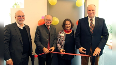 Eröffneten den Pflegestützpunkt (von links): Martin Felber (AOK-Direktor München), Bezirkstagspräsident Josef Mederer, die Leiterin des Pflegestützpunkts Maria Wastl sowie Landrat Christoph Göbel. (Foto: Landratsamt München)