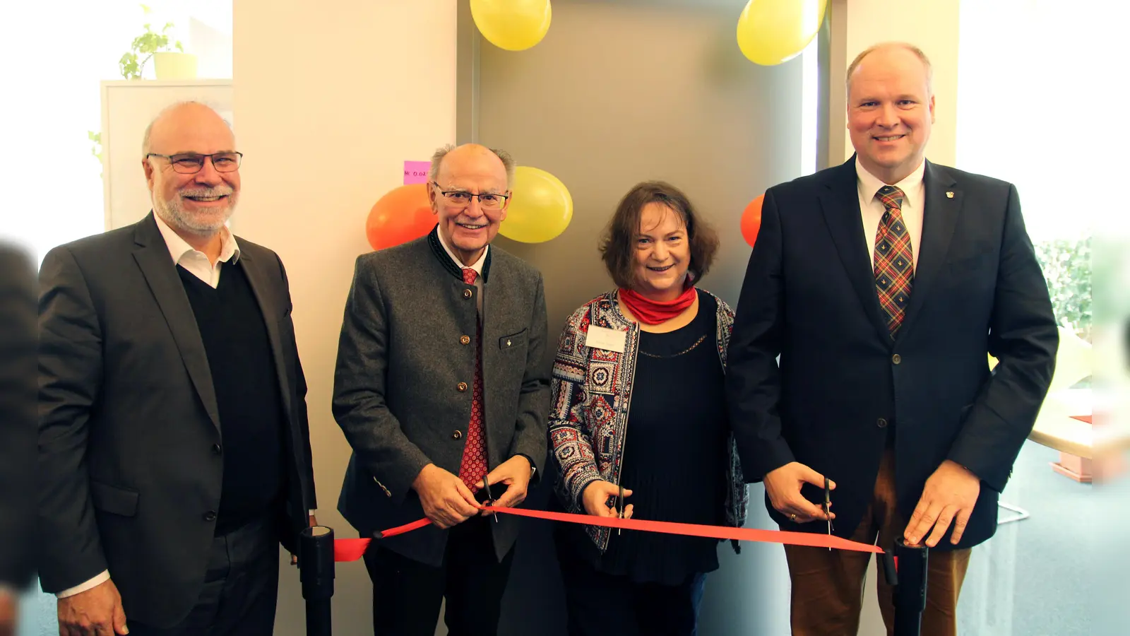 Eröffneten den Pflegestützpunkt (von links): Martin Felber (AOK-Direktor München), Bezirkstagspräsident Josef Mederer, die Leiterin des Pflegestützpunkts Maria Wastl sowie Landrat Christoph Göbel. (Foto: Landratsamt München)