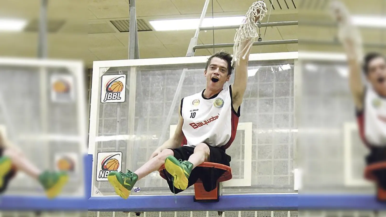 Wahnsinnsszene nach dem Abpfiff: Kim Robins ist mit Hilfe der Mitspieler auf den Korb geklettert und hat das Netz als Trophäe abgeschnitten.	 (Foto: Christine Linnig)