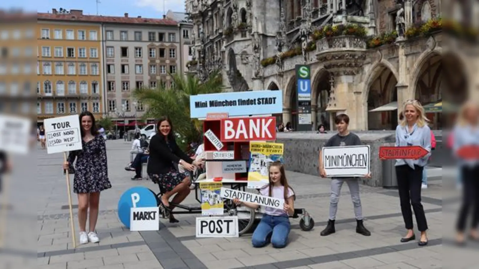 Freuen sich auf den baldigen Start von Mini-München: Dritte Bürgermeisterin Verena Dietl (2.v.l.) und die Leiterin des Stadtjugendamtes, Esther Maffei (r.) mit Marie, Barbara und Emilian.  (Foto: hw)