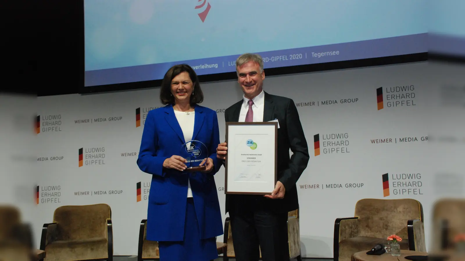 Landtagspräsidentin Ilse Aigner mit Holzkirchens Bürgermeister Olaf von Löwis bei der Preisverleihung am Tegernsee. (Foto: Norbert Baumgärtner)