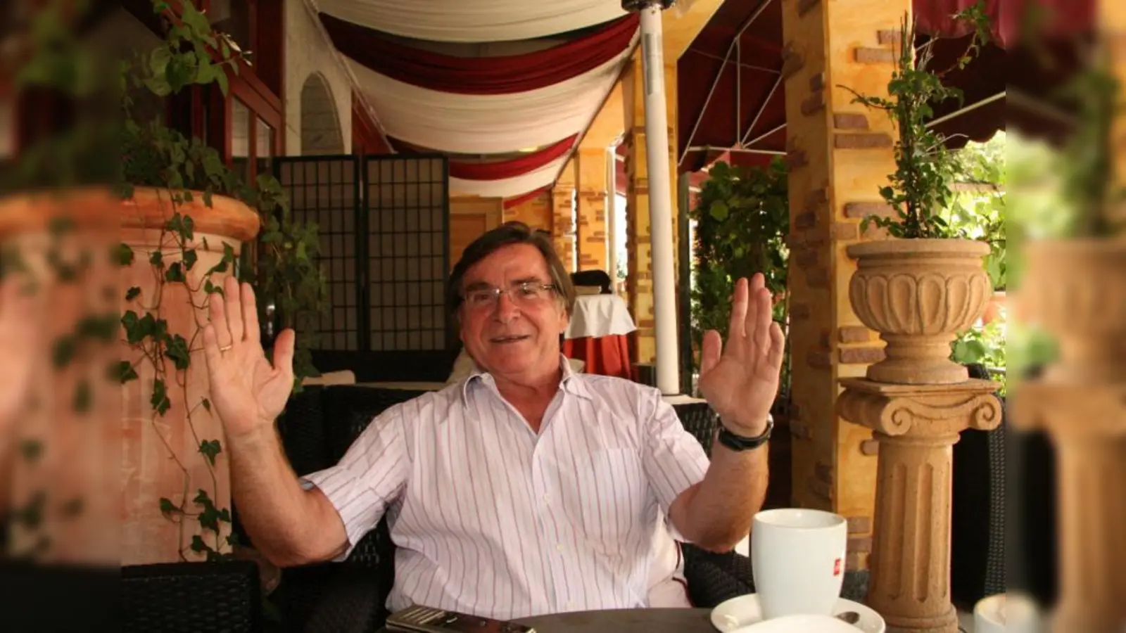 So groß sind die Fische in der Würm, die beim Kottmeier-Biergarten vorbeischwimmen. „Das ist eins meiner Lieblingsrestaurants“, so Elmar Wepper. (Foto: US)