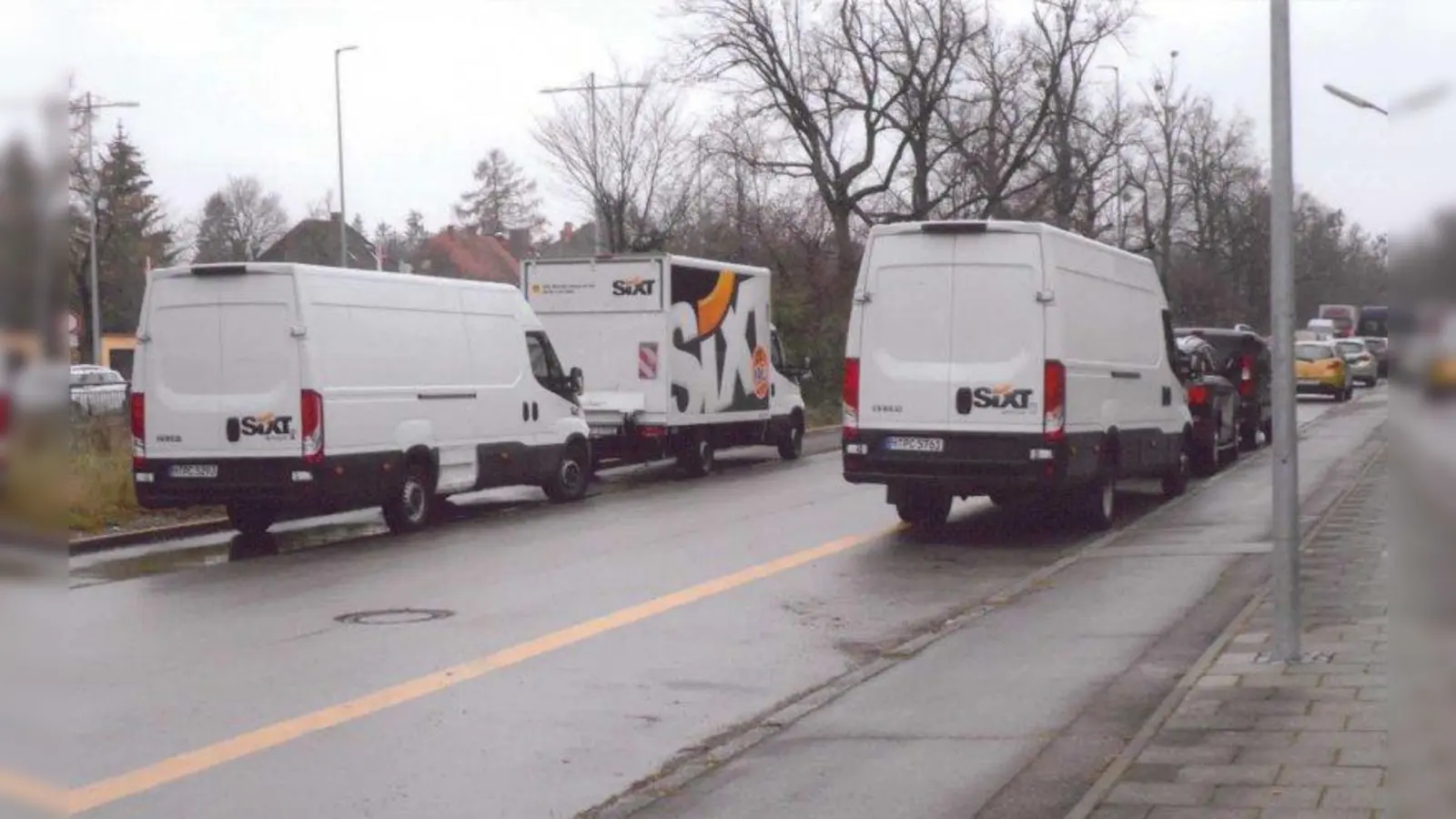 Sixt-Transporter parken in der Einhornallee. Die Anwohner fühlen sich getäuscht. (Foto: pr)